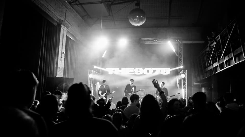 The 9075 performing live with branded backdrop